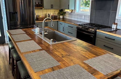 Cathlamet Casa | Eagles View Waterfront Retreat a 2-bedroom 2-bath stunning house in Cathlamet