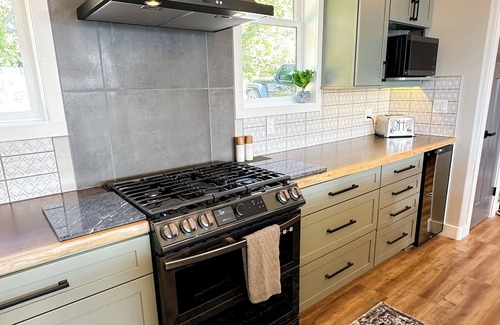 Cathlamet Casa | Eagles View Waterfront Retreat a 2-bedroom 2-bath stunning house in Cathlamet