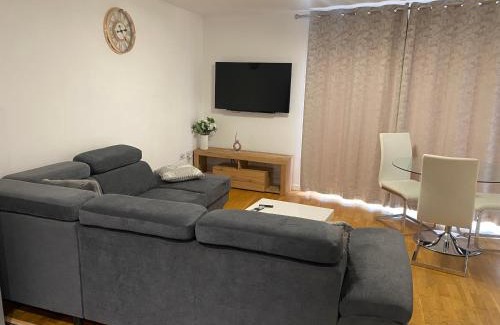 Clayton Apartamento | Eaglet 2 Bedroom Luxury Home near Etihad Staduim