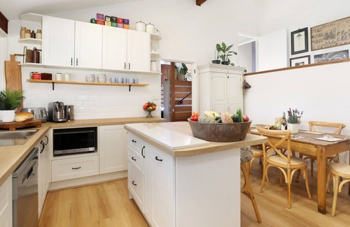 Paddys River Cabaña | Ealu Farm - unwind in comfort with amazing rural views, outdoor entertaining & nearby wineries