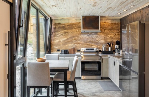 Nederland Casa | Earth-Built Cabin with Pine Shadows and a Tub That Waits