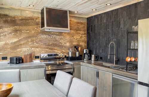 Nederland Casa | Earth-Built Cabin with Pine Shadows and a Tub That Waits