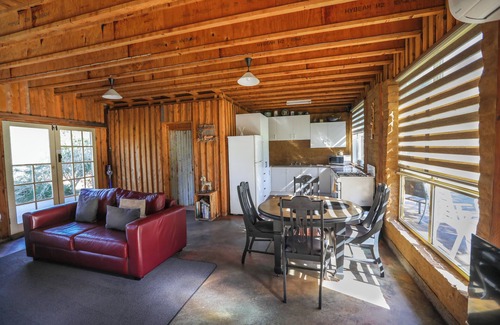 Gilgandra Cabina | Earth n Timber Sleeps 4 1 bathroom