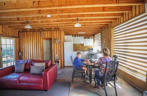 Gilgandra Cabina | Earth n Timber Sleeps 4 1 bathroom