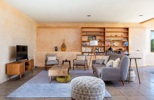 Santa Fe Casa | Earthship retreat + 2 spa hot tubs w/ waterfall + Incredible Mountain Views