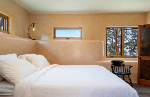 Santa Fe Casa | Earthship retreat + 2 spa hot tubs w/ waterfall + Incredible Mountain Views