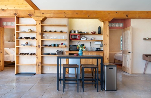 Santa Fe Casa | Earthship retreat + 2 spa hot tubs w/ waterfall + Incredible Mountain Views