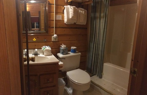 Healy Cabina | Earthsong Lodge - FAMLY