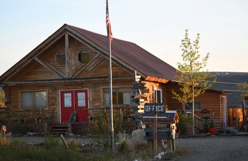Healy Cabina | Earthsong Lodge - STAND