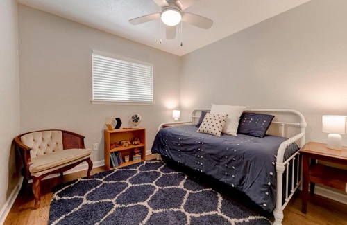 Pecan Springs Springdale Casa | East Austin 3BR 5 miles to downtown/UT stadium/Moody/SXSW. Large yard, pets Ok.