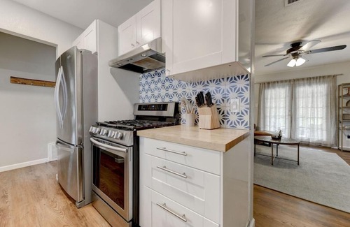 Pecan Springs Springdale Casa | East Austin 3BR 5 miles to downtown/UT stadium/Moody/SXSW. Large yard, pets Ok.