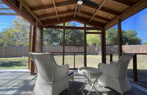 Pecan Springs Springdale Casa | East Austin 3BR 5 miles to downtown/UT stadium/Moody/SXSW. Large yard, pets Ok.