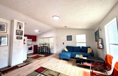 Holly Casa | East Austin Crashpad - 3 bed, 1 bath, Sleeps 6
