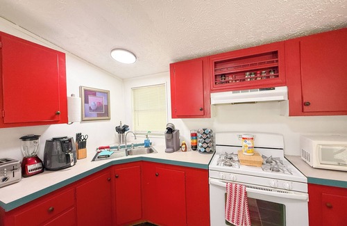 Holly Casa | East Austin Crashpad - 3 bed, 1 bath, Sleeps 6