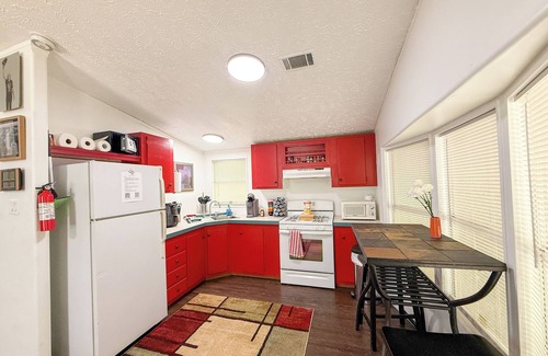 Holly Casa | East Austin Crashpad - 3 bed, 1 bath, Sleeps 6