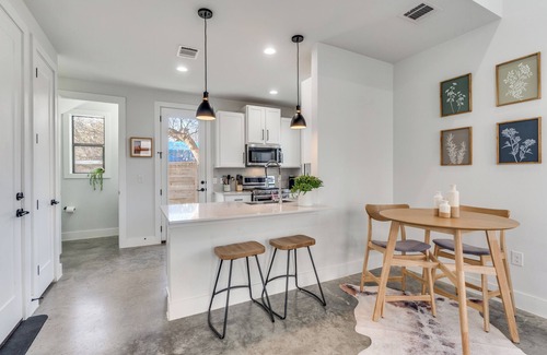 Govalle Casa | East Austin Hideaway 2-bedroom house with AC and Google Fiber