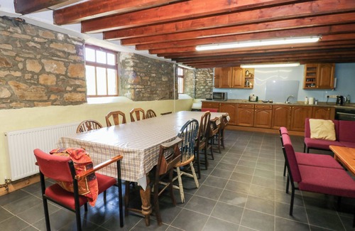 Fremington Cabaña | EAST BARN BUNKHOUSE, pet friendly, with a garden in Reeth