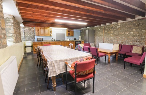 Fremington Cabaña | EAST BARN BUNKHOUSE, pet friendly, with a garden in Reeth