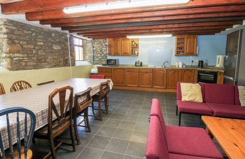 Fremington Cabaña | EAST BARN BUNKHOUSE, pet friendly, with a garden in Reeth