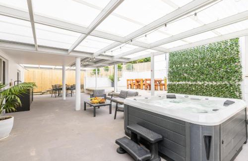 Shoal Bay Casa | East Belmont, 38 Tomaree Rd - spa, linen, Wi-Fi, Air Con , Games Room