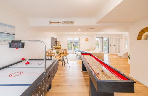Shoal Bay Casa | East Belmont, 38 Tomaree Rd - spa, linen, Wi-Fi, Air Con , Games Room