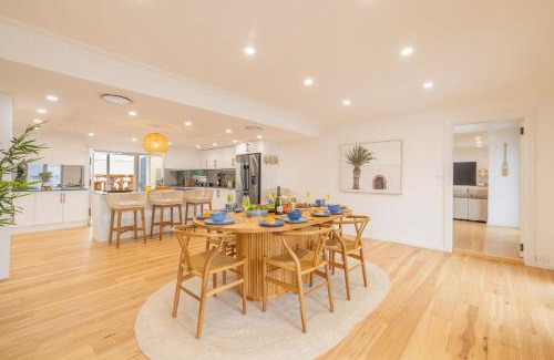 Shoal Bay Casa | East Belmont, 38 Tomaree Rd - spa, linen, Wi-Fi, Air Con , Games Room
