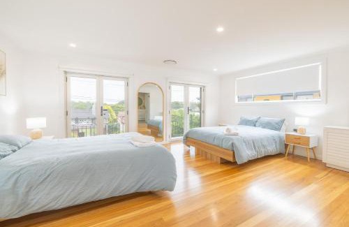 Shoal Bay Casa | East Belmont, 38 Tomaree Rd - spa, linen, Wi-Fi, Air Con , Games Room
