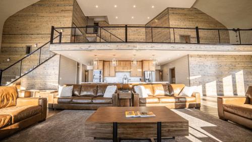 Ashton Casa | East Cabin- Yellowstone Family Retreat- Sled Hill