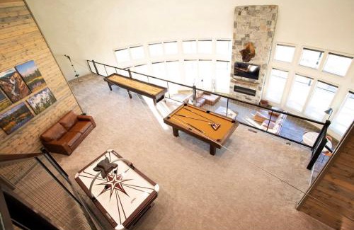 Ashton Casa | East Cabin- Yellowstone Family Retreat- Sled Hill
