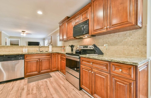 East Cobb Casa | East Cobb Newly Renovated Oasis! 10 min from the Battery and Sports Complex!