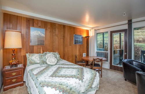 Alyeska Hotel | East Condo #208