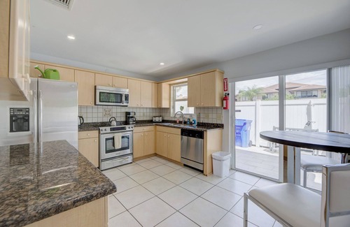 Coral Ridge Casa | East corner Two Bedrooms townhouse at 1 mile from the beach