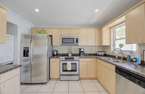 Coral Ridge Casa | East corner Two Bedrooms townhouse at 1 mile from the beach