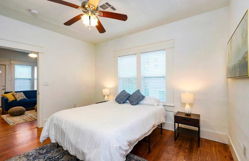 South Central Houston Apartamento | East Downtown Private Restored Historic Apartment