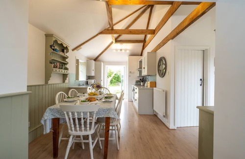 Saxmundham Cabaña | East Green Farm Cottages - The Old Stables - sleeps 6 guests in 3 bedrooms