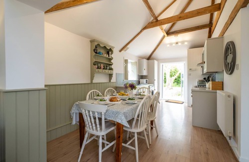 Saxmundham Cabaña | East Green Farm Cottages - The Old Stables - sleeps 6 guests in 3 bedrooms