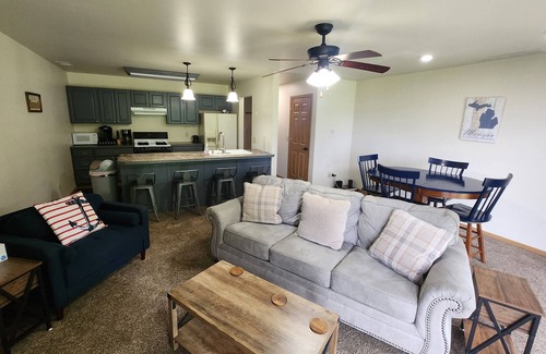 East Jordan Condominio | East Jordan Condo across the street from the beach!