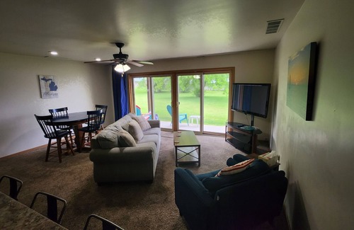 East Jordan Condominio | East Jordan Condo across the street from the beach!