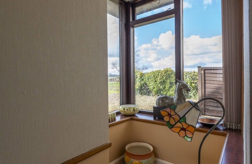 Denny Cabaña | East Kelt Farm Cottage - a cottage that sleeps 6 guests in 3 bedrooms