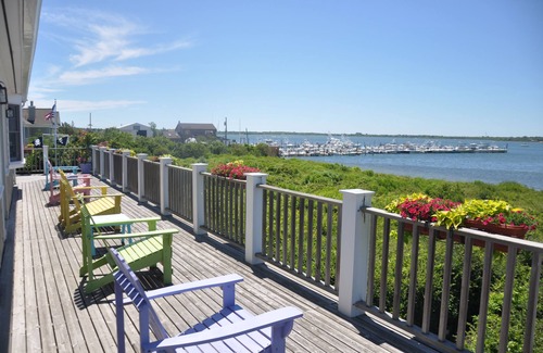 Montauk Casa | East Lake Dr. Casa frente al lago con una piscina.