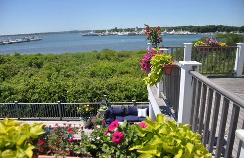 Montauk Casa | East Lake Dr. Casa frente al lago con una piscina.