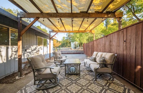 Geyserville Casa | East Lytton Station Vineyard House