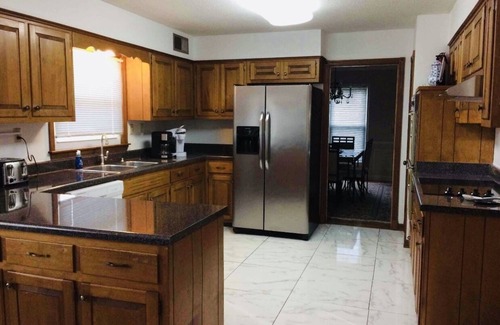 Ellendale Casa | East Memphis Very Quiet Large 5 BR,3 Bath,10 beds with King sleeps 14
