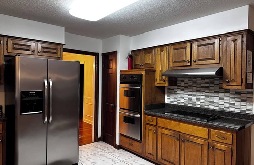 Ellendale Casa | East Memphis Very Quiet Large 5 BR,3 Bath,10 beds with King sleeps 14
