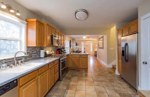 East Hill Casa | East Nash-Sleeps 10 Walk To Bars 8 mins to DT!