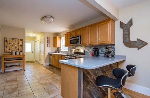 East Hill Casa | East Nash-Sleeps 10 Walk To Bars 8 mins to DT!