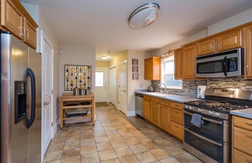East Hill Casa | East Nash-Sleeps 10 Walk To Bars 8 mins to DT!