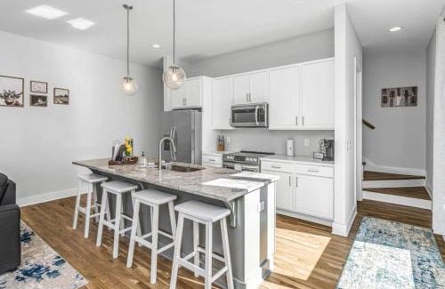 Nashville Casa | East Nashville Townhome 5min to Grand Ole Opry! Rooftop Deck, Grill, TV and Golf