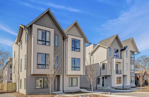 Nashville Casa | East Nashville Townhome 5min to Grand Ole Opry! Rooftop Deck, Grill, TV and Golf