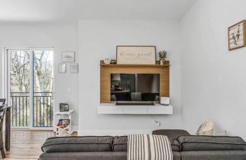 Nashville Casa | East Nashville Townhome 5min to Grand Ole Opry! Rooftop Deck, Grill, TV and Golf